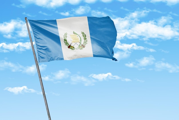 Guatemaltekische 3D-Flagge auf einem himmelblauen Hintergrund mit Wolken