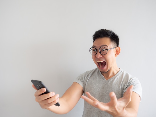 Guau cara de hombre conmocionó lo que ve en el teléfono inteligente.