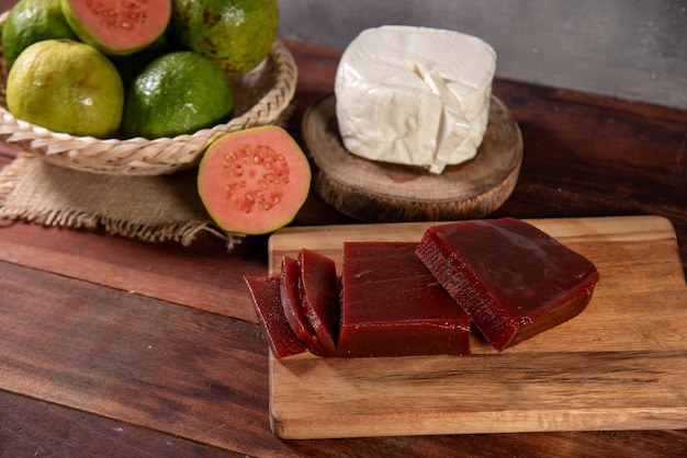 Foto guava-süßes mit minas-käse auf rustikalem holzgrund