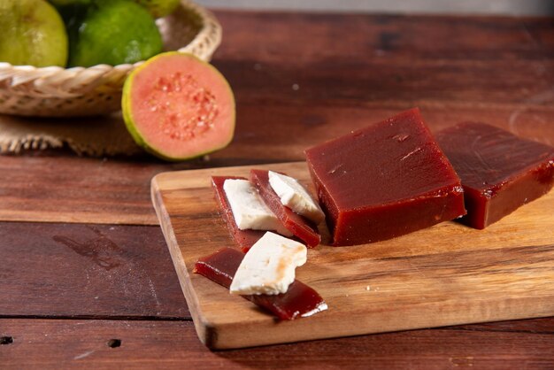 Foto guava-süßes mit minas-käse auf rustikalem holzgrund