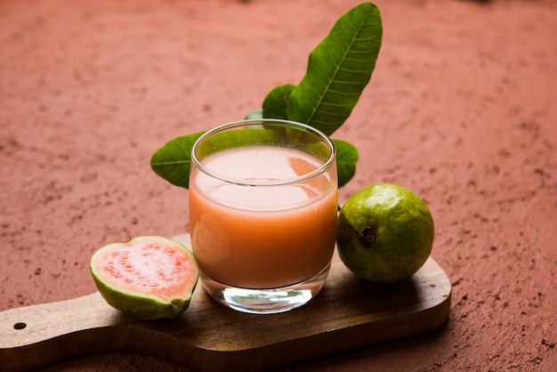 Guaven-Smoothie oder Saft im Glas, rot und grün in der Farbe. Indische Namen dieser Frucht sind Amrud, Jaam oder Peru. selektiver Fokus