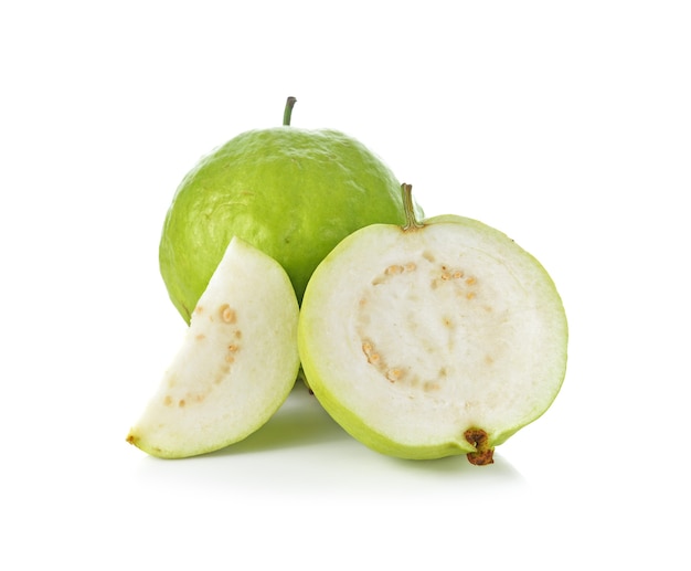Guavenfrucht lokalisiert auf Weiß.
