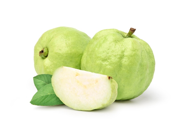 Guavenfrucht mit geschnittenem und Blatt lokalisiert auf weißem Hintergrund. Beschneidungspfad.