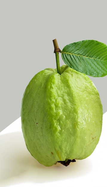 Guavenfrucht mit isoliertem Blatt