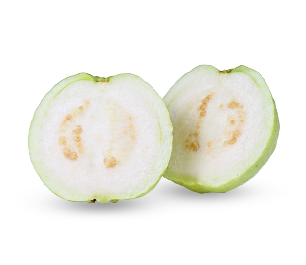 Guavenfruchtscheibe lokalisiert auf weißem Hintergrund.