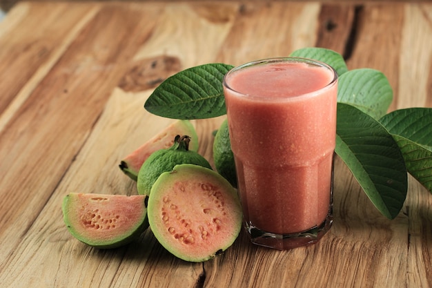 Guavenroter Saft auf Glas, Konzept für gesunde Ernährung