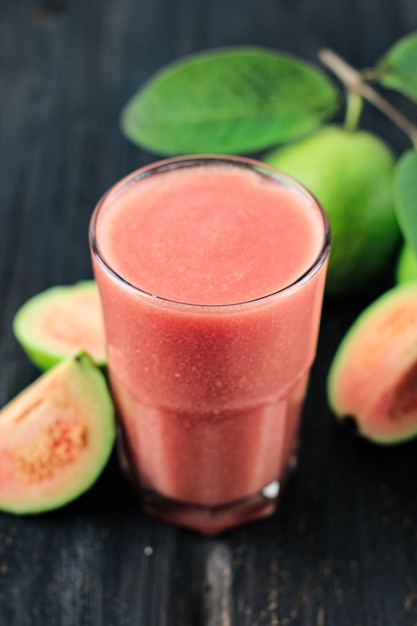 Guavenroter Saft auf Glas, Konzept für gesunde Ernährung