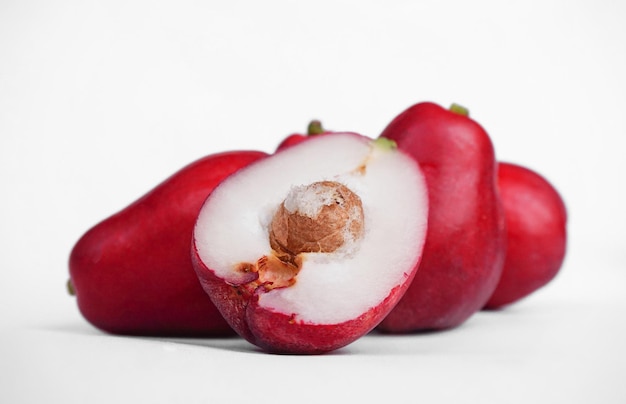 Guayaba de agua o guayaba jamaicana aislada sobre fondo blanco con trazado de recorte