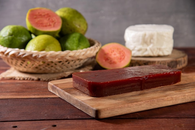 Foto guayaba dulce con queso minas en un fondo de madera rústico