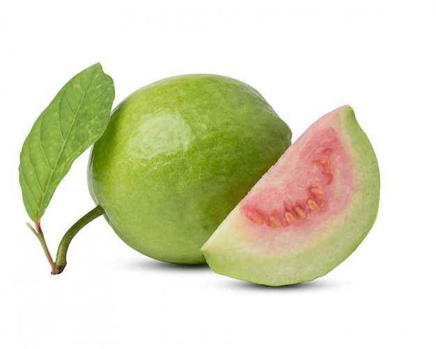 Guayaba fresca con hojas aisladas sobre fondo blanco. con trazado de recorte