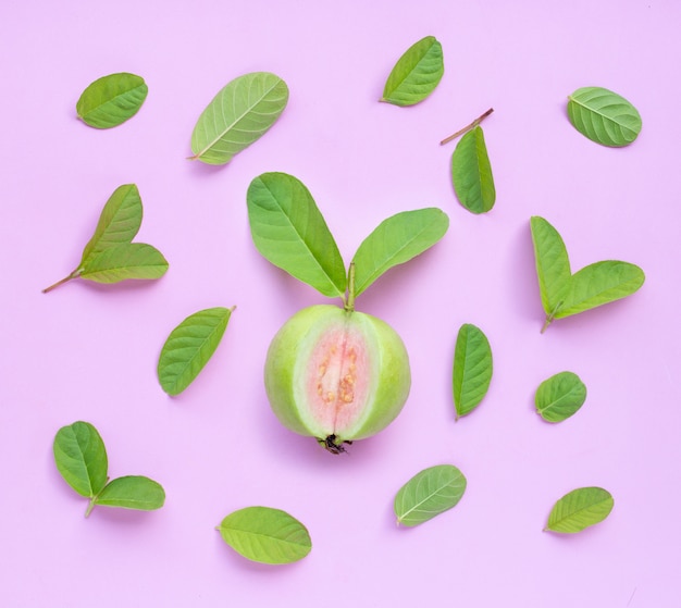 Guayaba fresca madura y rodajas con hojas