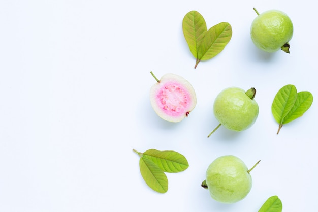 Guayaba fresca madura y rodajas con hojas