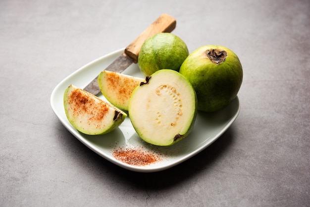 Guayaba fresca en rodajas o Jaam o perú espolvoreado con un poco de sal, chile rojo en polvo