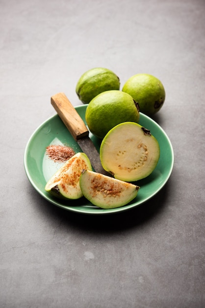 Guayaba fresca en rodajas o Jaam o perú espolvoreado con un poco de sal, chile rojo en polvo