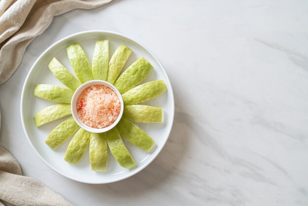 Guayaba fresca en rodajas con salsa de chile y sal