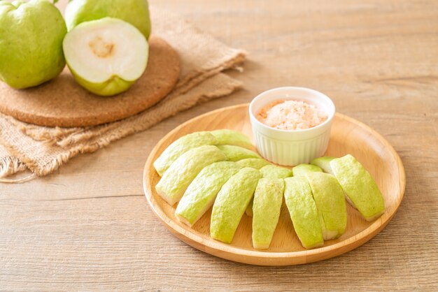 Guayaba fresca en rodajas con salsa de chile y sal