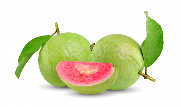 Guayaba (fruta tropical) en blanco