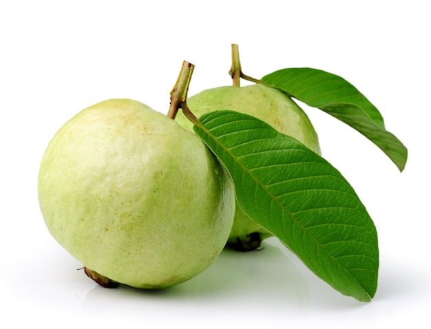 Guayaba (fruta tropical) sobre fondo blanco.