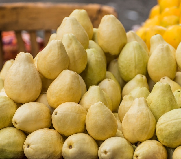 Guayaba madura en el mercado