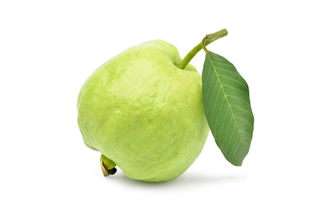 Guayaba orgánica fresca aislado en blanco