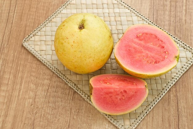 Guayaba roja madura fresca (Jambu Biji), fruta tropical