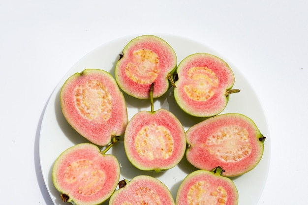 Guayaba rosa fresca sobre fondo blanco.