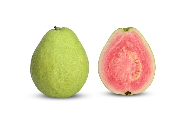 Guayaba rosa sobre fondo blanco.