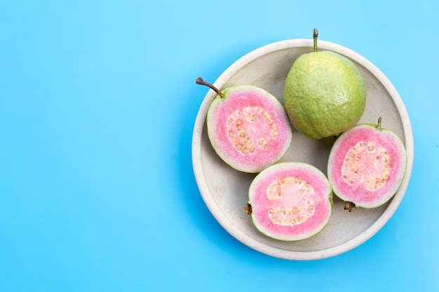 Guayaba rosa sobre fondo blanco.