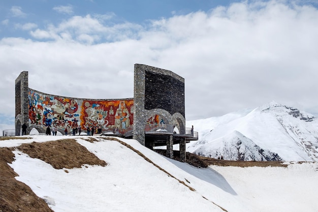 Foto gudauri geórgia 6 de maio de 2019 rússia geórgia monumento à amizade no ponto de vista de gudauri editorial