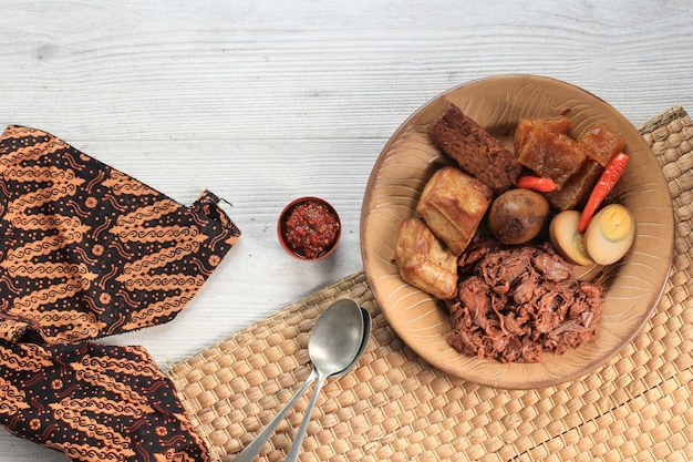 Gudeg. uma assinatura e prato lendário de yogyakarta, indonésia. jack fruit ensopado acompanhado de picante ensopado de biscoitos de pele de gado e ovos marrons, tofu, tempeh e sambal.