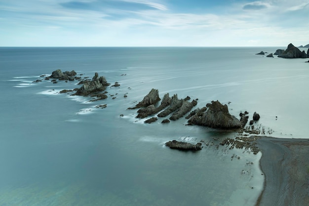 Gueirua Strand in Cudillero Küste Asturiens Spanien Blick von oben Seascape und Natur