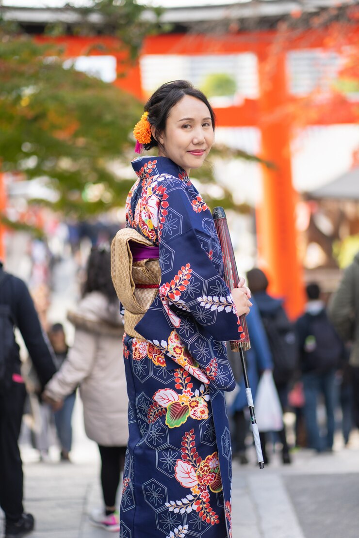 Foto gueixa vestindo quimono japonês nas ruas de kyoto