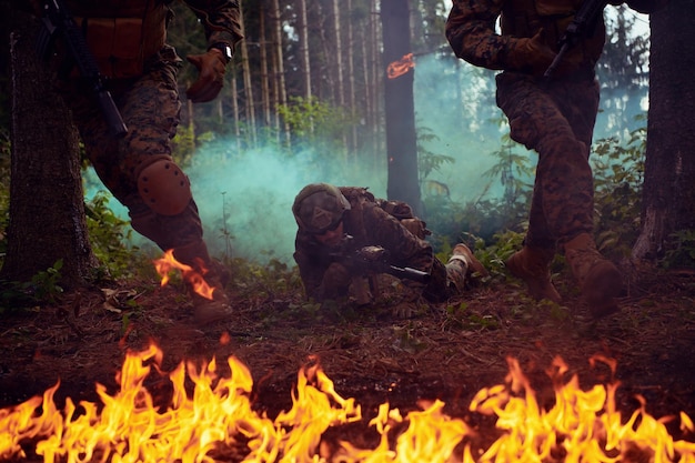 Guerra moderna Escuadrón de soldados en la batalla