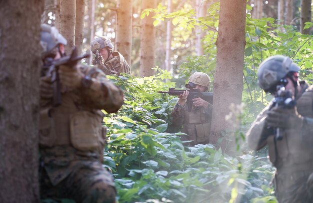 Guerra moderna Esquadrão de soldados em batalha