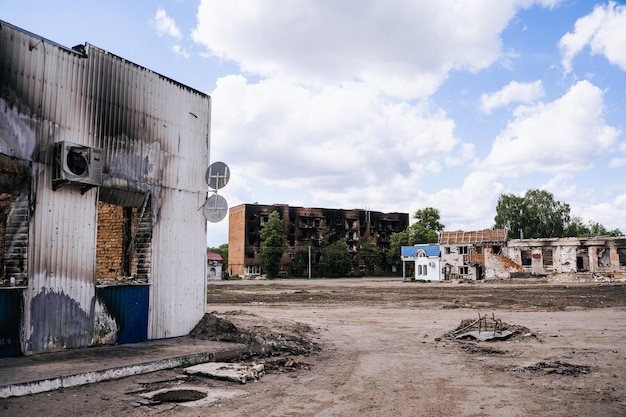 Guerra na Ucrânia A praça central na cidade de Trosyanets libertada da invasão militar russa dos russos da Ucrânia