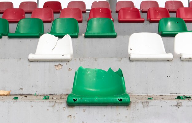 Foto guerra na ucrânia estádio de futebol explodido como resultado de ataque de foguete