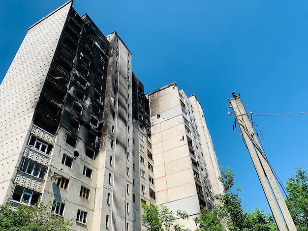 Guerra na Ucrânia Kharkiv edifícios entradas e casas destruídas por mísseis e conchas