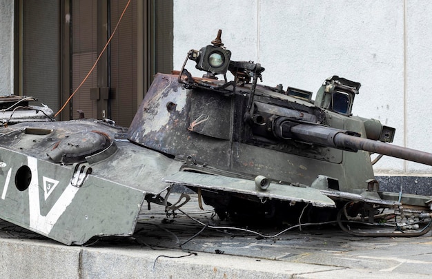 Guerra na Ucrânia Tanque destruído com uma torre arrancada com um V nela Tanques russos quebrados e queimados