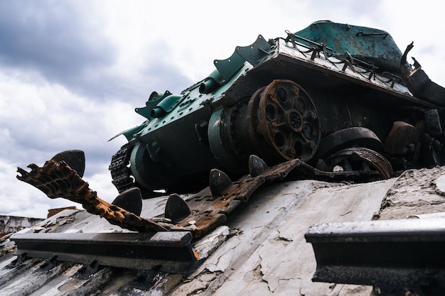 Guerra na Ucrânia Tanque destruído na praça central na cidade de Trostyanetes libertado dos russos invasão militar da Rússia da Ucrânia