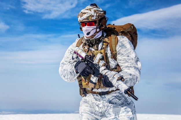 Guerra no inverno das montanhas árticas