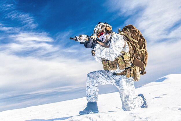 Guerra no inverno das montanhas árticas