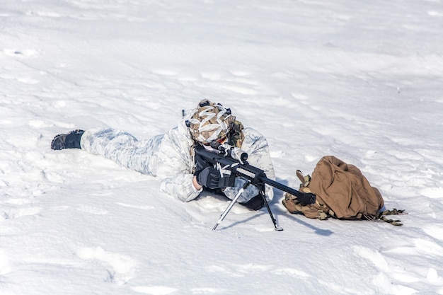 Guerra no inverno das montanhas árticas