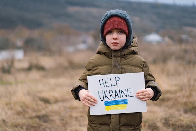 Guerra de rusia contra ucrania niño llorando pide detener la guerra en ucrania