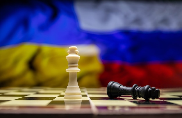 Guerra entre Rusia y Ucrania imagen conceptual de la guerra usando piezas de tablero de ajedrez y banderas nacionales en el fondo Conflicto político de la crisis rusa ucraniana Detener la guerra 2022