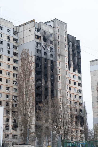 Guerra en Ucrania 2022 Destruido edificio residencial bombardeado y quemado después de misiles rusos