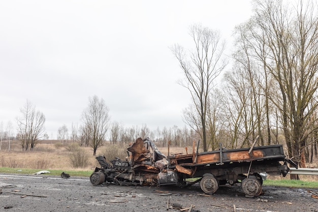 Guerra en Ucrania Coches quemados al borde de la carretera Rastros de la invasión del ejército ruso a Ucrania en la carretera cerca de Chernihiv