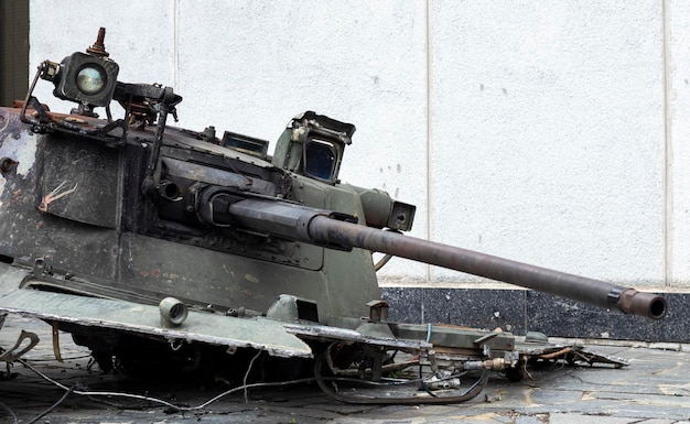 Guerra en Ucrania Tanque destruido con una torreta arrancada con una V en ella Tanques rusos rotos y quemados