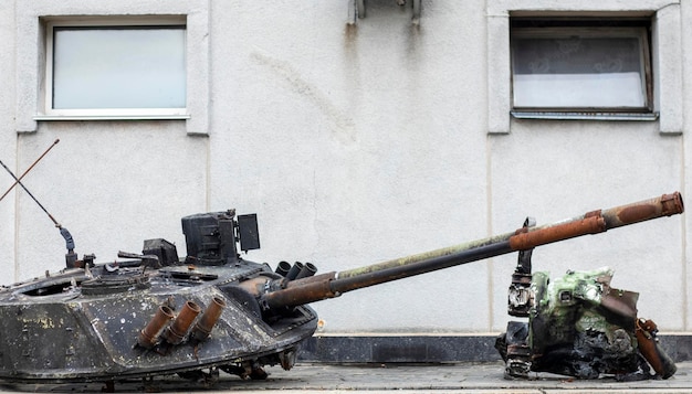 Guerra en Ucrania Tanque destruido con una torreta arrancada con una V en ella Tanques rusos rotos y quemados