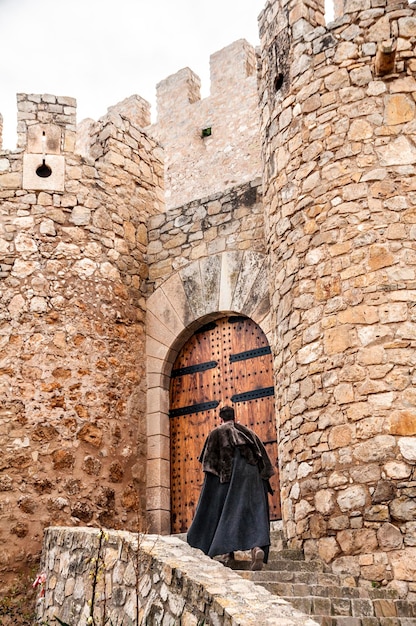 Foto guerreiro acessando pela porta principal ao castelo de villena