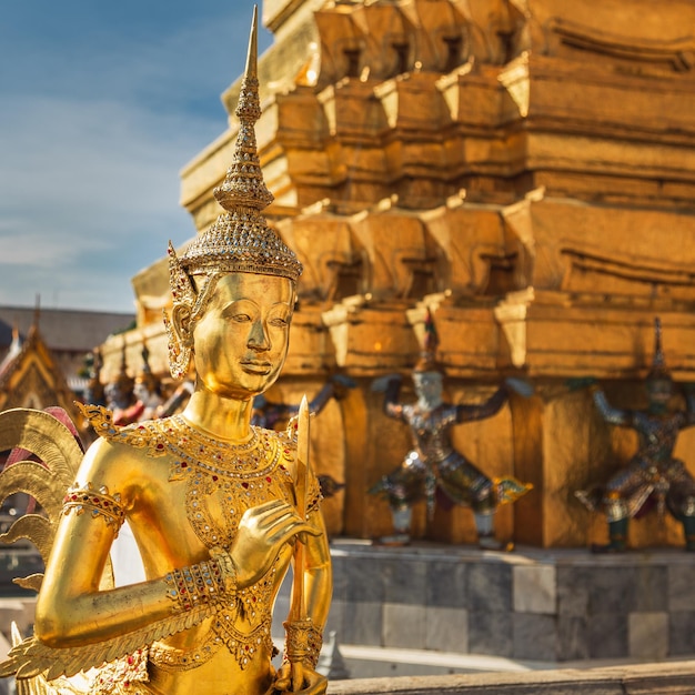 Guerreiro dourado em frente ao templo budista Bangkok Tailândia